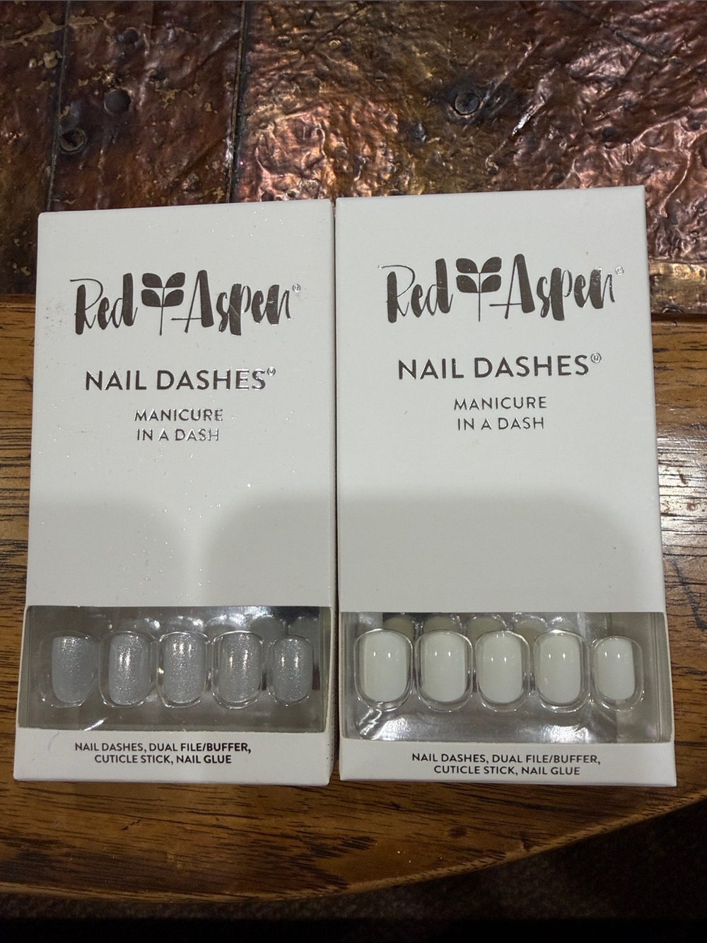 Red Aspen Women’s Nail Dashes Press-On Nails - White & Shimmery Silver